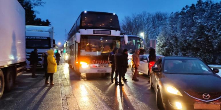 Външно пуска редовни автобусни линии за бягащите българи